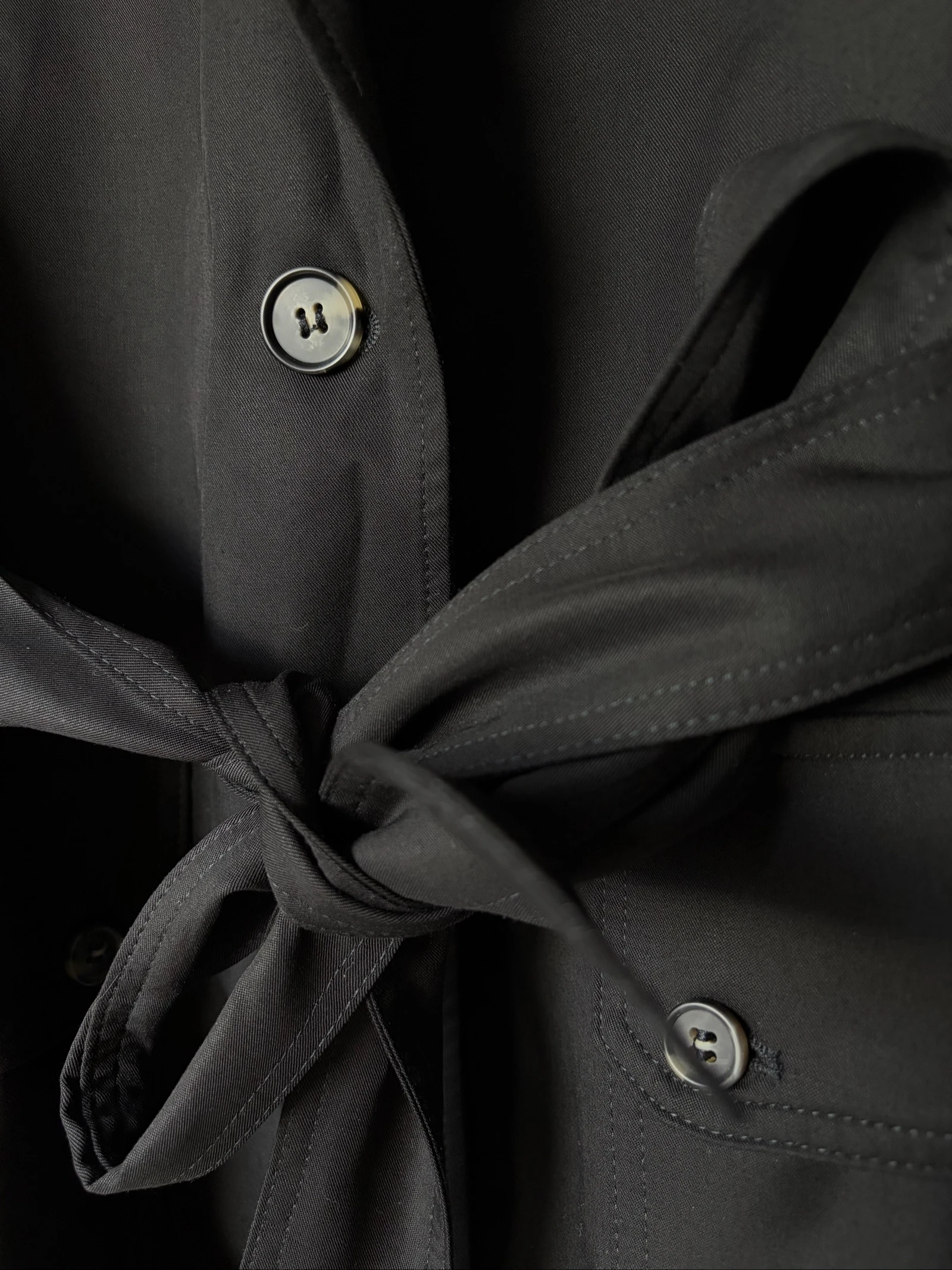 O Blazer ceinturé preto em Lyocell da Kooples Paris – Tamanho 34 – photo 4